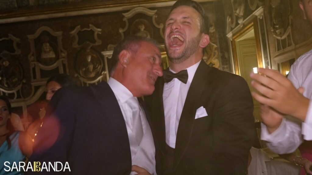 papà e sposo ridono e ballano al matrimonio di Villa Palagonia a Bagheria