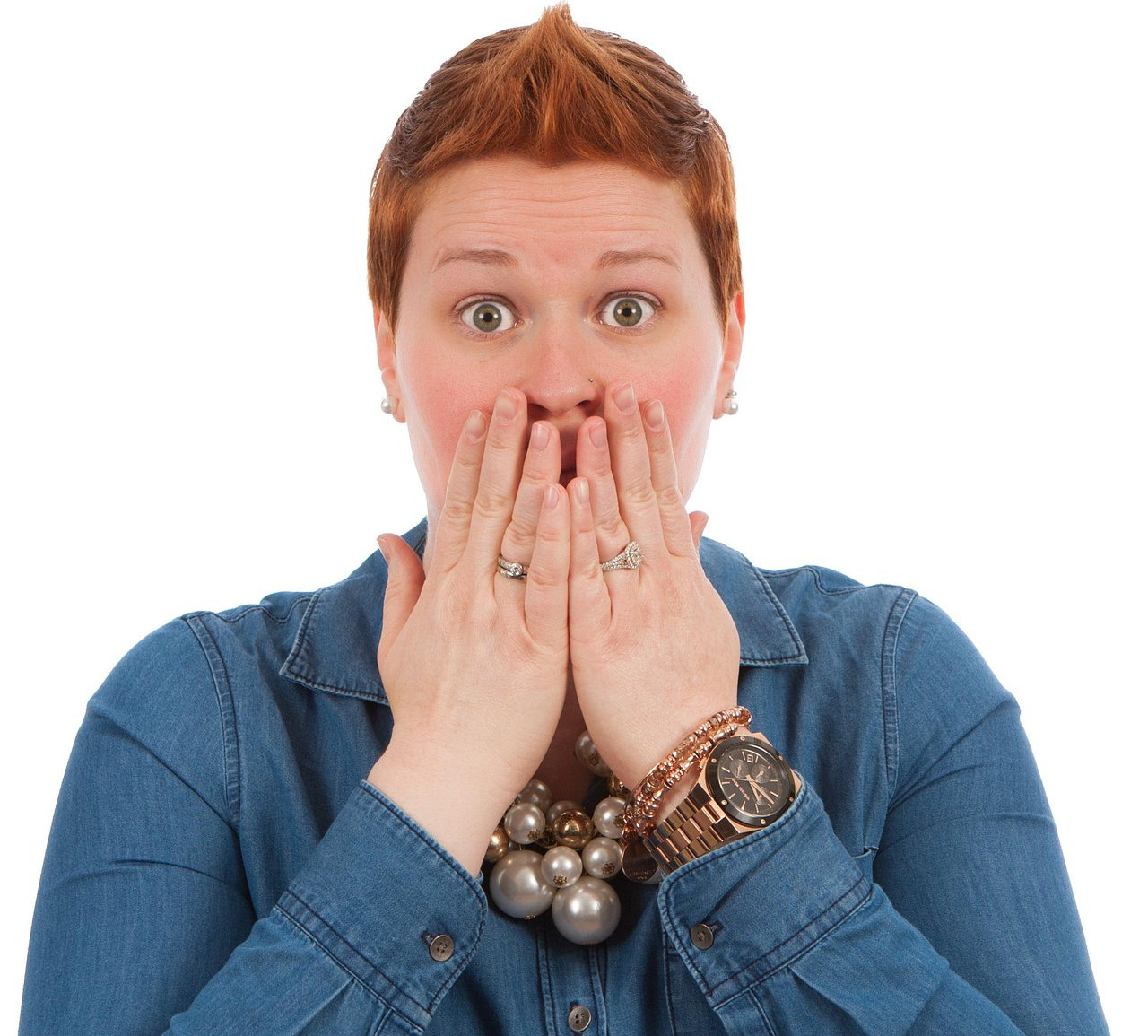 donna con espressione di sorpresa per un evento imprevisto