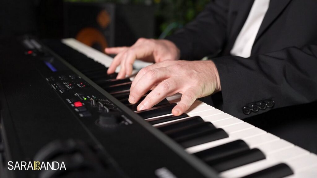 dettaglio delle mani del pianista sulla tastiera, centro di gravità permanente