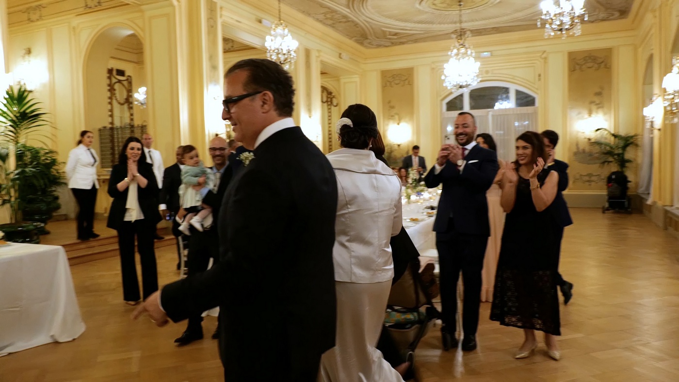 Eddie e Laura al loro ingresso nella sala maggiore dell'Hotel Villa Igiea di Palermo