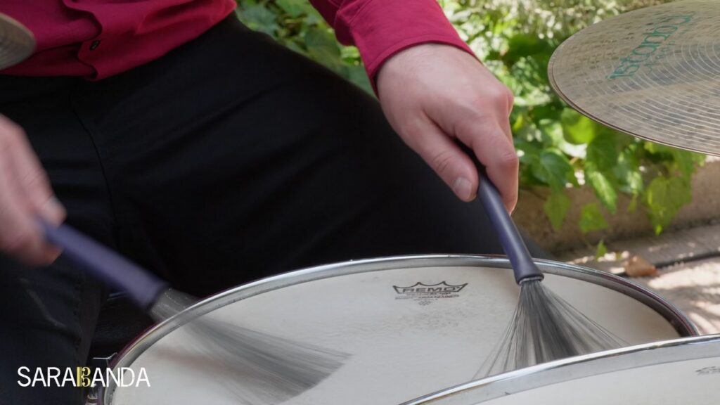 Emanuel Sapienza, dettaglio mani, spazzole su rullante