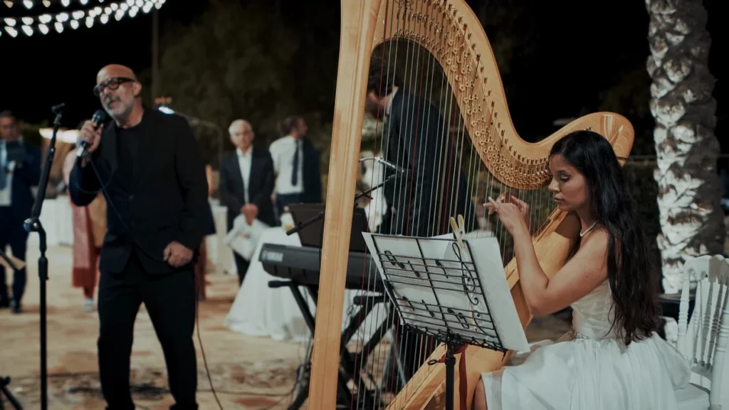 Salvo canta Cocciu d'Amuri di Analfino accompagnato dalla sposa arpista al Castello Chiaramonte di Siculiana