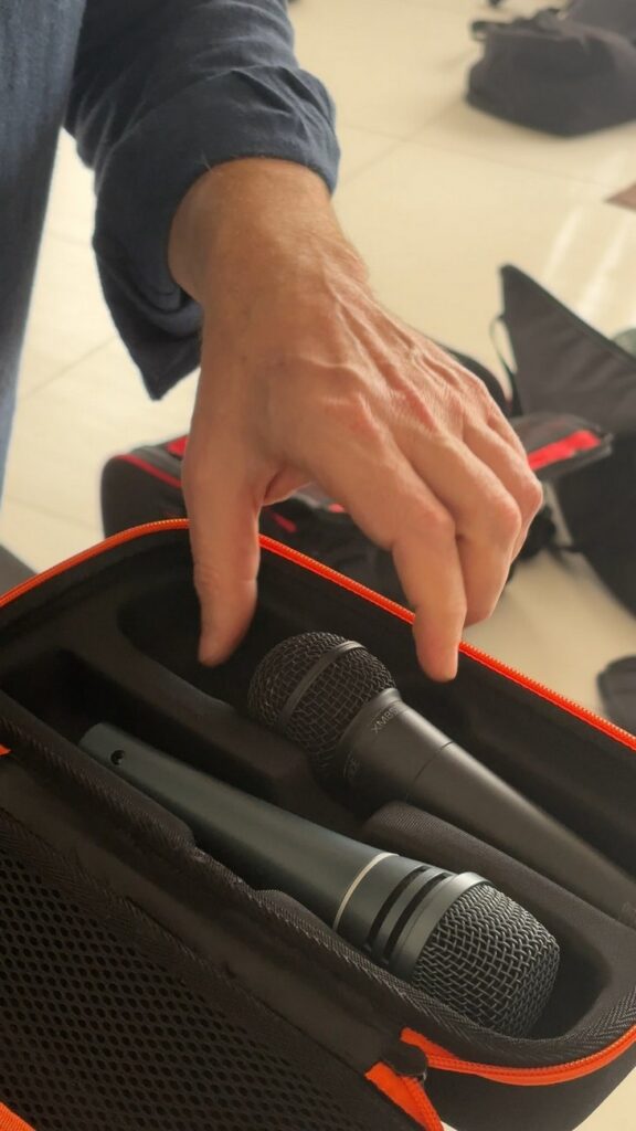 I microfoni Neumann e Sennheiser del cantante