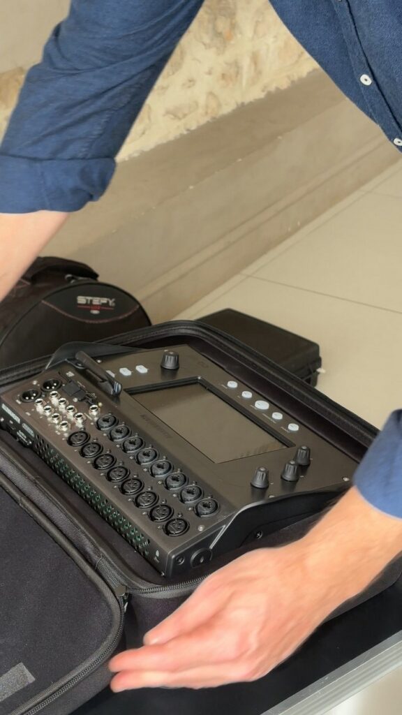 Montaggio Mixer digitale professionale Allen & Heat da 18 canali