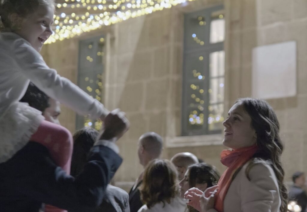 giovane famiglia felice durante il ballo a Palazzo Villarosa con i Sarabanda