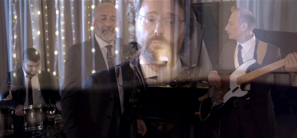 Foto del pianista Roberto Mezzatesta in studio. Con effetto dissolvenza visibile l'immagine sottostante del resto del quartetto