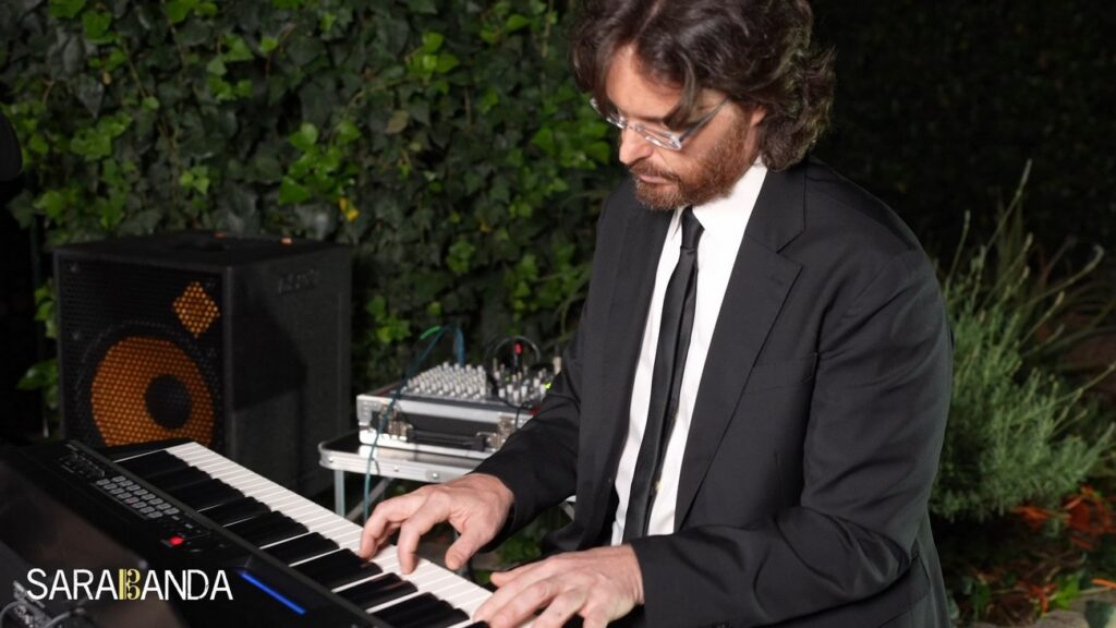 Primo piano di Roberto al piano mentre suona Me so' 'mbriacato