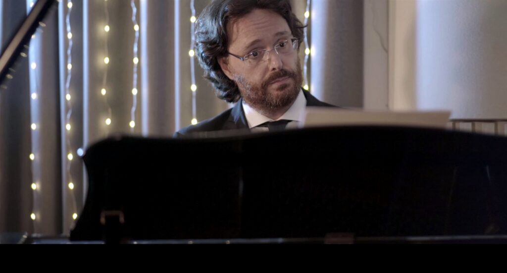 Roberto Mezzatesta, pianista di Sarabanda, in studio con il suo pianoforte Yamaha, durante la registrazione del video "Meraviglioso amore mio"