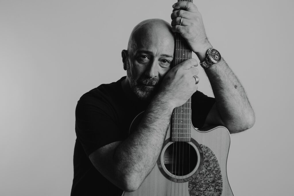 Salvo Samaritano con la chitarra. Foto di D. Tarantino