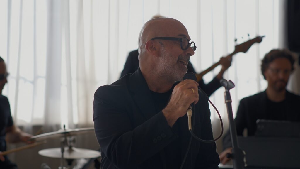 Samaritano canta il finale di "Nel blu dipinto di blu (Volare)" a Villa Belmonte a Ispica (Ragusa)