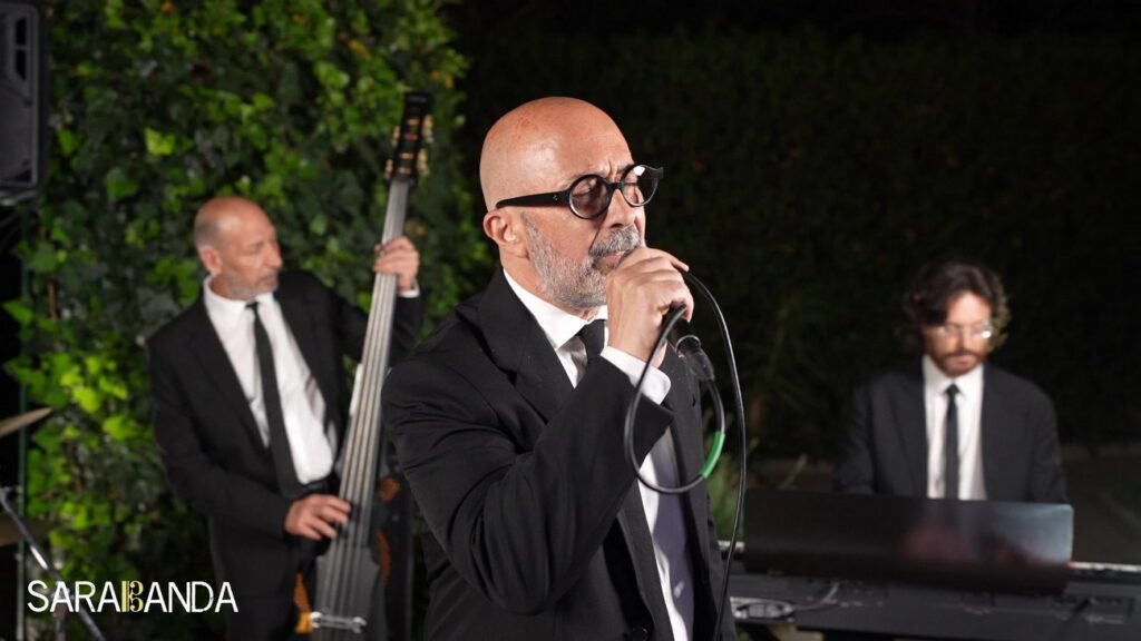 Samaritano canta centro di gravità permanente. Sullo sfondo contrabbasso elettrico e pianoforte