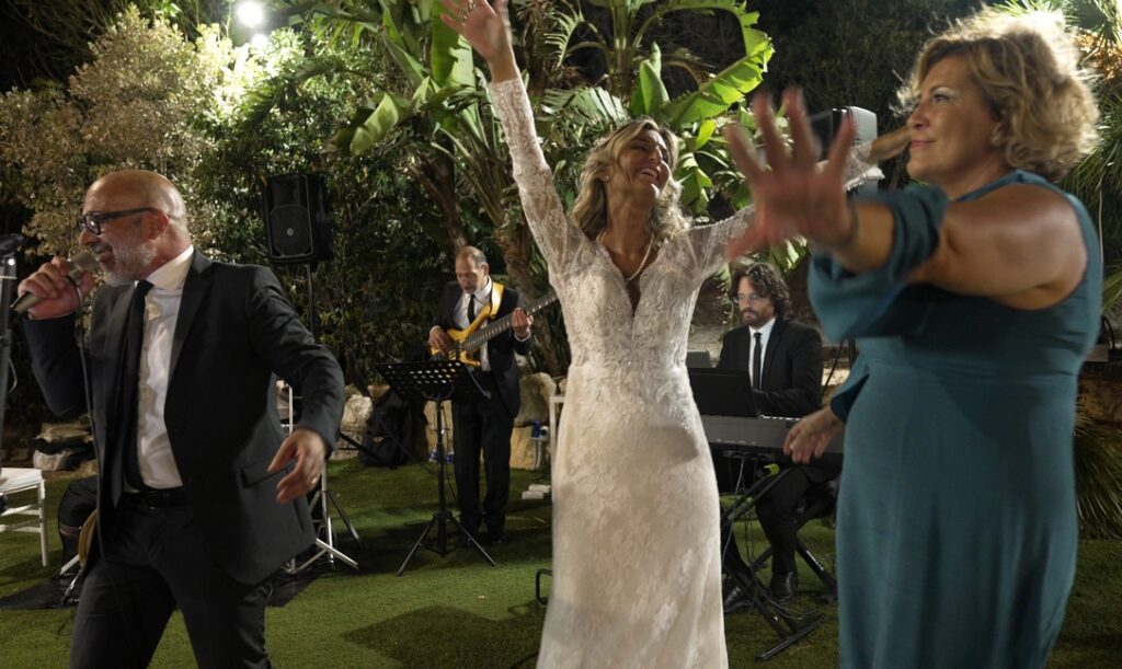 La sposa ed un'invitata del matrimonio di Capo Gallo ballano mentre Samaritano e la sua band eseguono un brano del medley da ballo