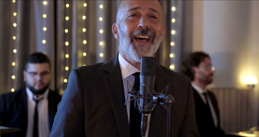 Salvo Samaritano in studio per la registrazione di "Fortuna" di Mario Venuti. Voce in primo piano, sullo sfondo sfocati piano e batteria