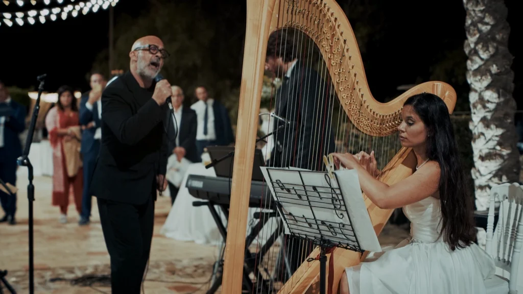 Samaritano di Sarabanda in duo con la sposa arpista del matrimonio di Castello Chiaramonte a Siculiana