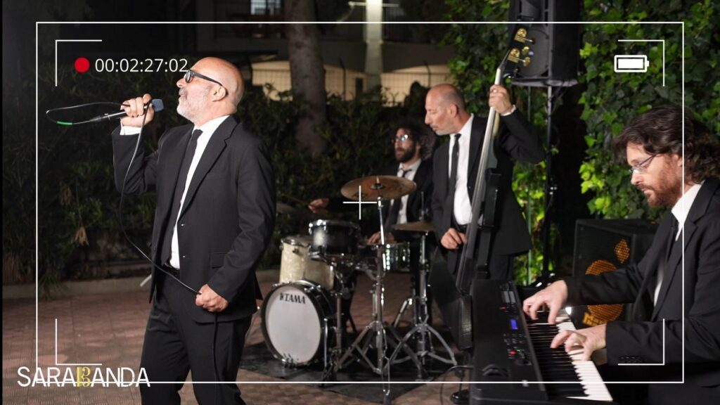 Sarabanda dal vivo esegue centro di gravità permanente. Foto con effetto schermo VHS