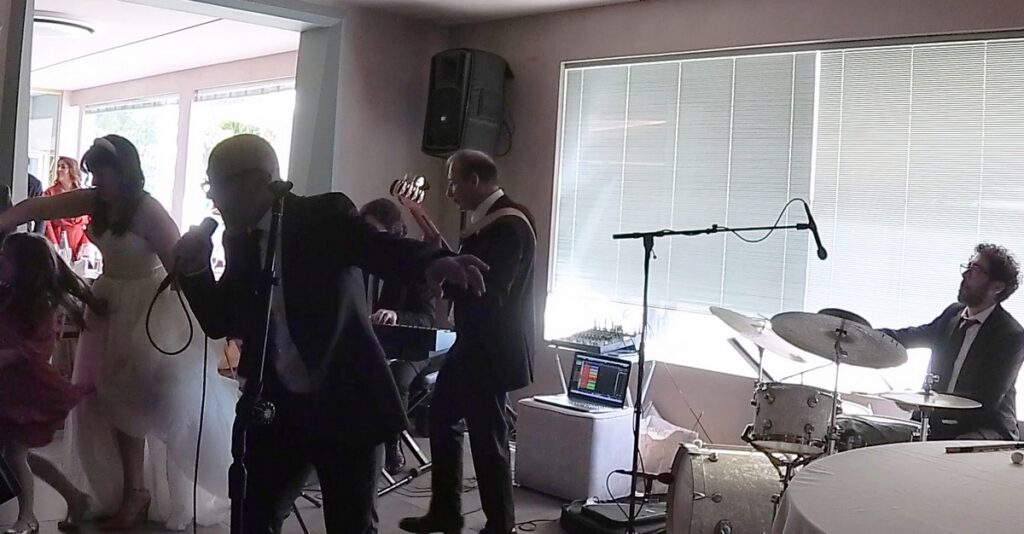 Sarabanda a un matrimonio ad Akropolis (Agrigento) suona 50mila baci. La sposa balla con una bimba.