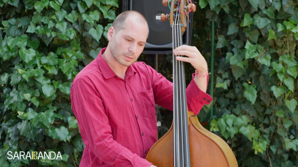 Primo piano di Diego Tarantino al contrabbasso, durante la ripresa del video di LIVE