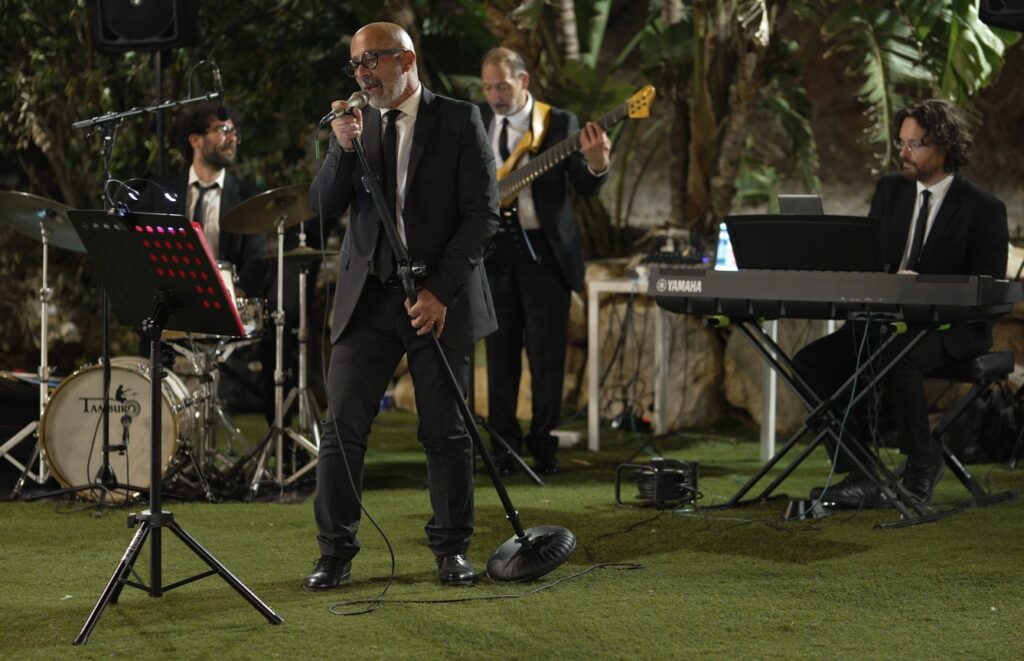 Salvo Samaritano impugna l'asta del microfono durante un live