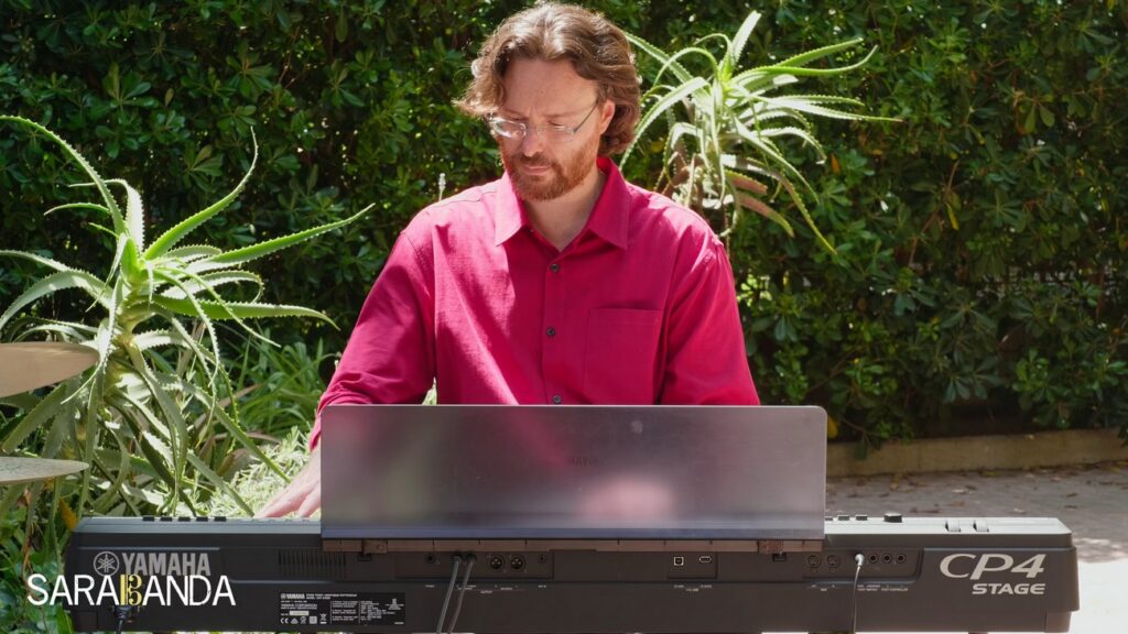 Roberto, il pianista di Sarabanda, suona un piano Yamaha CP4 stage durante le riprese di LOVE