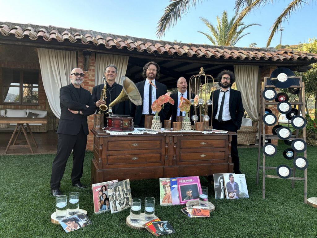 Sarabanda, quintetto con sax alla Tenuta Berretta. Mobile antico con grammofono e vinili