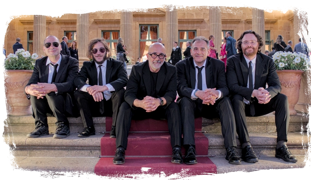 Sarabanda foto ufficiale del quintetto con sax, seduti sulla scalinata di Palazzo Villarosa a Bagheria. Foto effetto grunge
