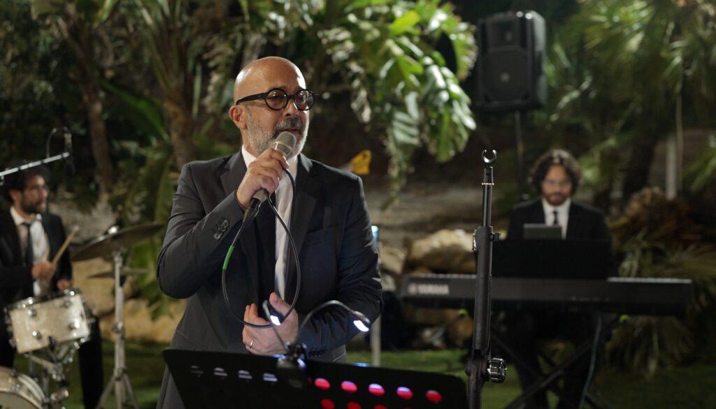 Salvo Samaritano durante un matrimonio a Capo Gallo, sullo sfondo piano e batteria