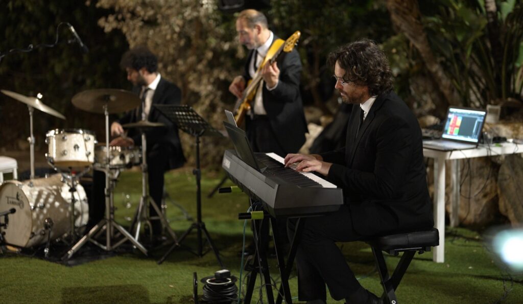 Sezione ritmica di Sarabanda con piano, basso elettrico e batteria, dal vivo durante un matrimonio a Costa Ponente di Capo Gallo, a Palermo