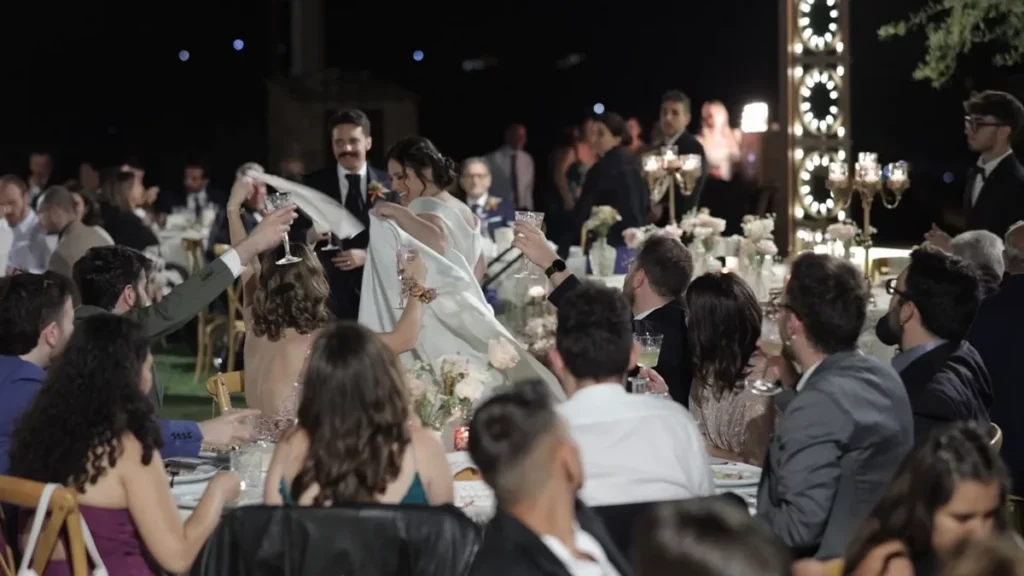 Sposi si scatenano su "mille lire al mese" 