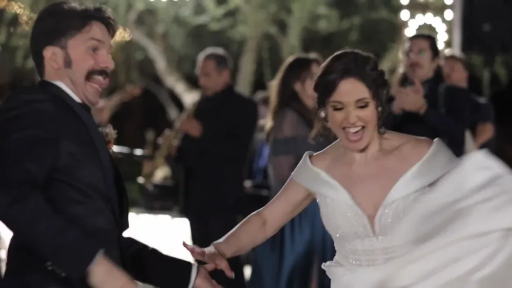 Sposi ballano su "Un bacio a mezzanotte"