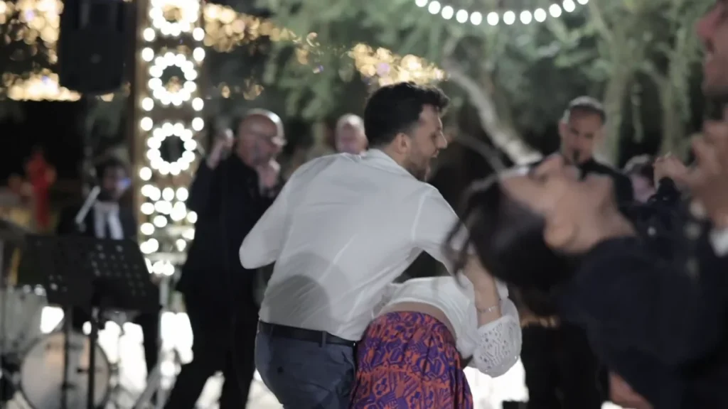 coppia di ospiti balla su un bacio a mezzanotte , casque finale