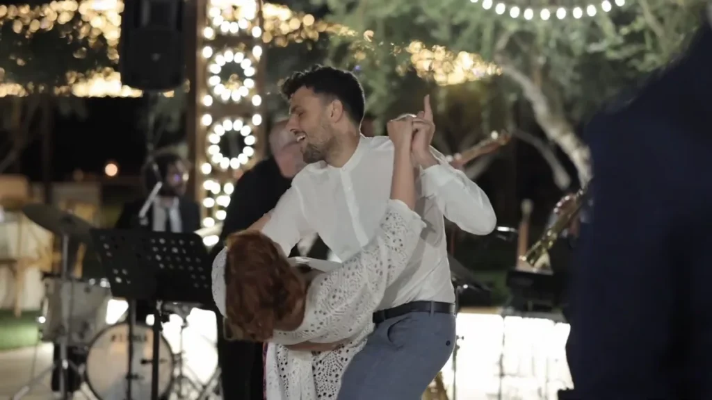 coppia di ospiti balla su un bacio a mezzanotte con casque