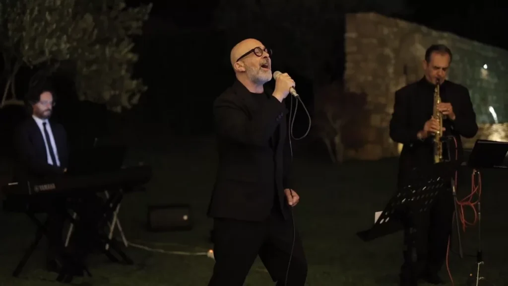 Trio Sarabanda con sax all'aperitivo esegue "Futura" di Dalla