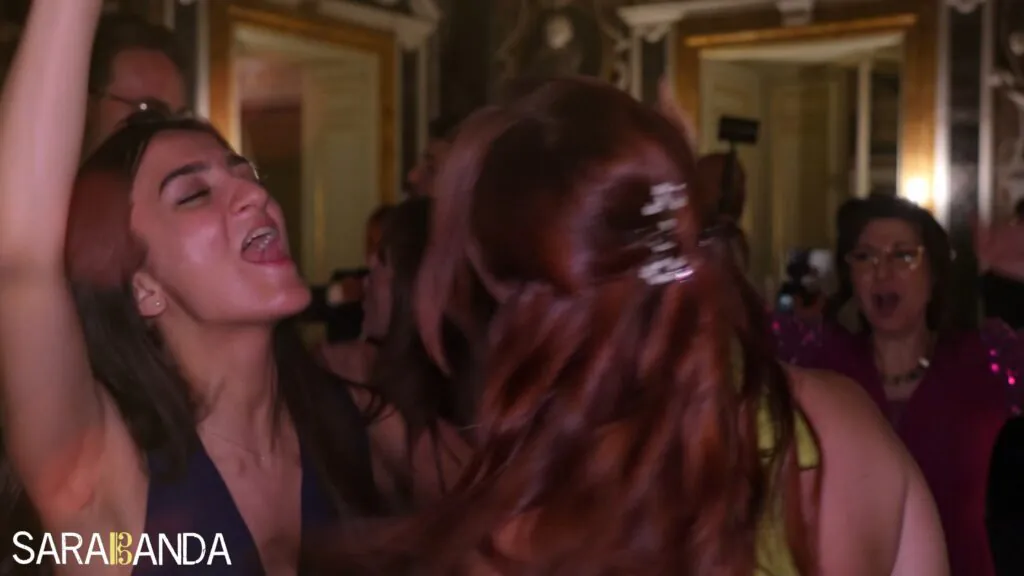 ragazze ballano su 50 special al matrimonio di Villa Palagonia a Bagheria. Ripresa video: De Matteo