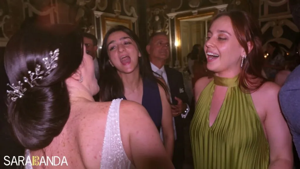 La sposa e due amiche ballano su 50 special al matrimonio di Villa Palagonia a Bagheria. Ripresa video: De Matteo