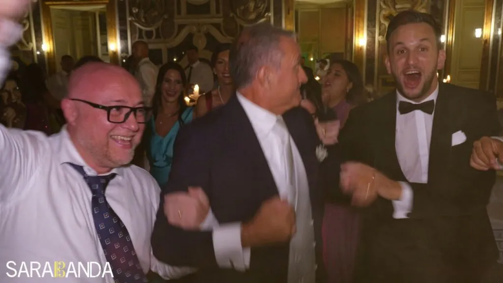 Sposo e papà ballano e si divertono su 50 special dei Sarabanda con gli invitati del matrimonio di Villa Palagonia a Bagheria. Ripresa video: De Matteo