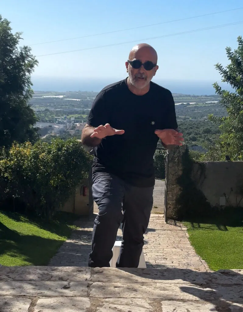 Salvo Samaritano gira il reel instagram a Villa Principe di Belmonte a Ispica (RG)