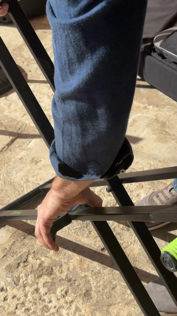 Montaggio del supporto ad X per reggere il piano digitale