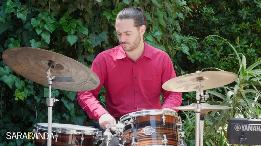 Emanuel Sapienza, batterista di Sarabanda, suona con le spazzole sul set del video di LOVE