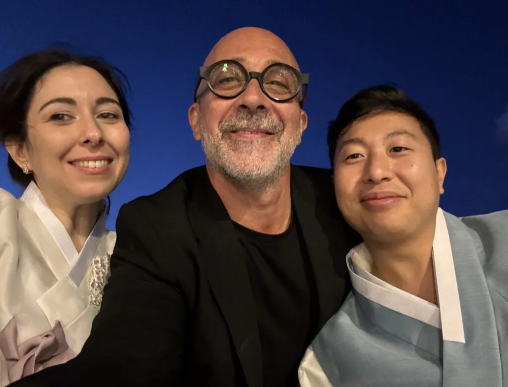 Matrimonio Cecilia e Sung Jae, selfie di Salvo Samaritano con gli sposi. Castello Lanza Branciforte di Trabia.