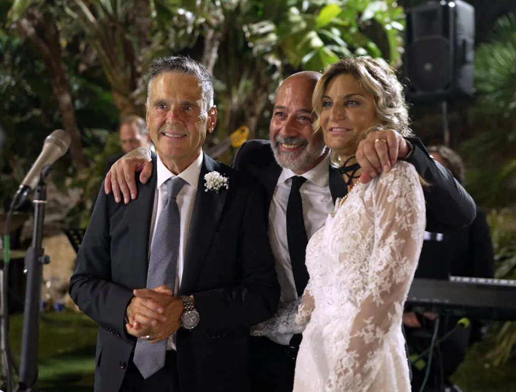 Salvo Samaritano abbracciato agli sposi del matrimonio di Costa Ponente a Palermo