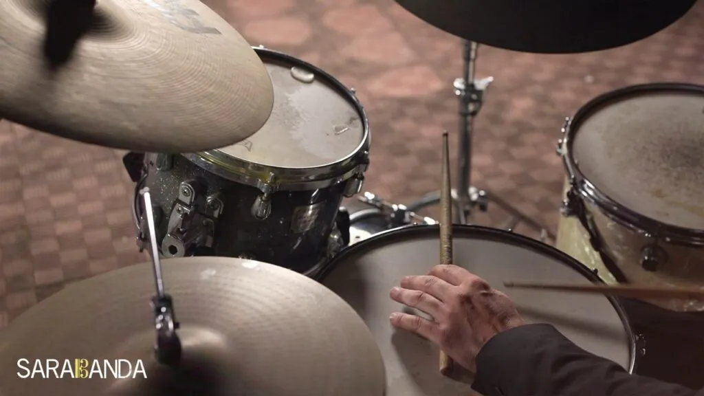 dettaglio delle mani del batterista sul rullante, centro di gravità permanente