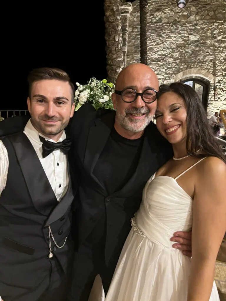 Matrimonio di Francesca e Baldo al Castello Chiaramonte di Siculiana. Foto con Salvo Samaritano