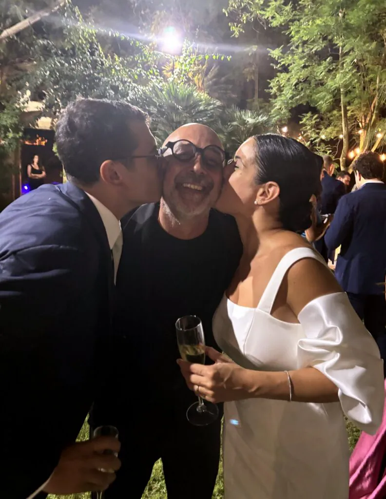 Villa Fegotto Chiaramonte Gulfi. Gli sposi Isidoro e Martina baciano Salvo Samaritano