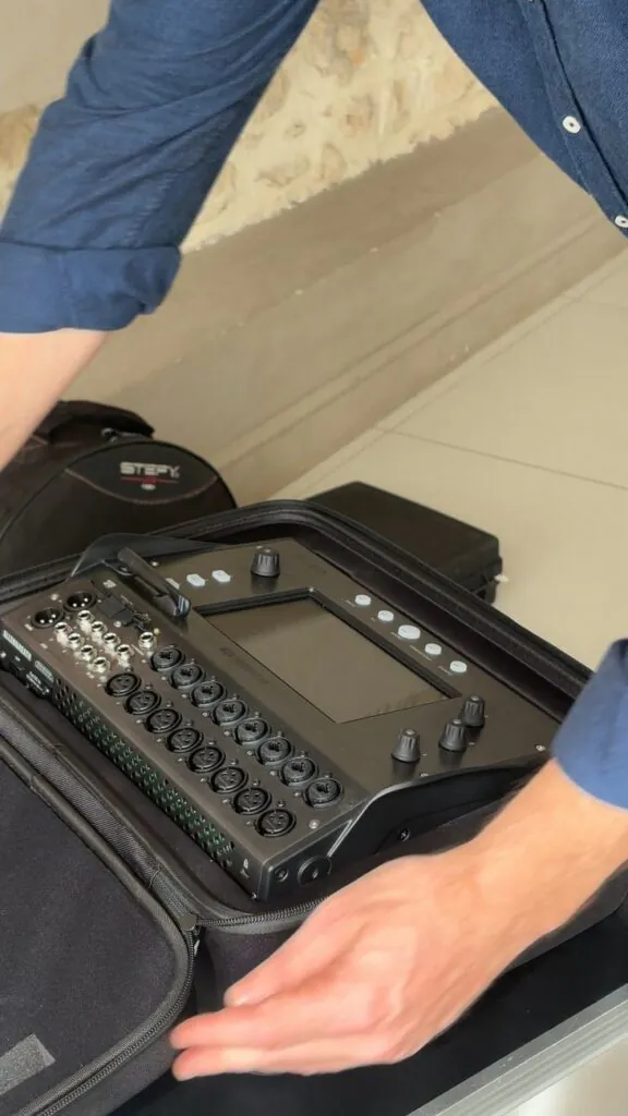 Montaggio Mixer digitale professionale Allen & Heat da 18 canali