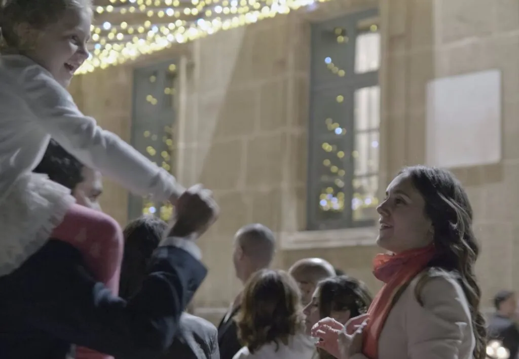 giovane famiglia felice durante il ballo a Palazzo Villarosa con i Sarabanda