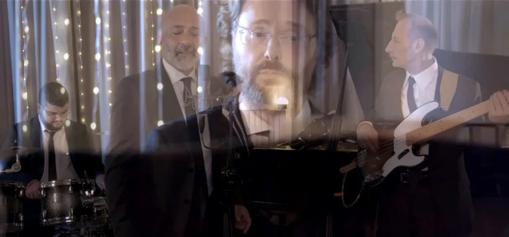 Foto del pianista Roberto Mezzatesta in studio. Con effetto dissolvenza visibile l'immagine sottostante del resto del quartetto