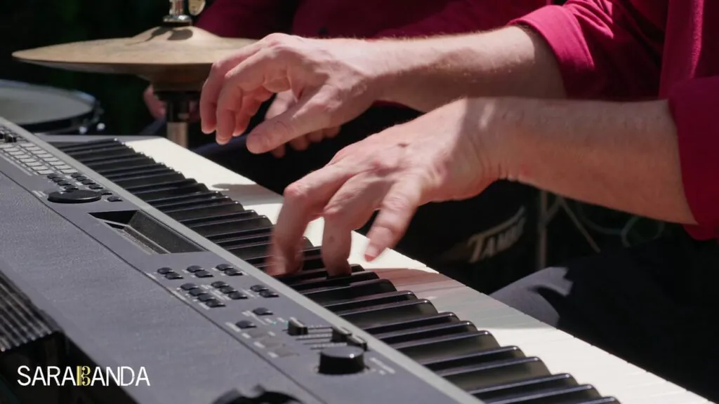 Dettaglio delle mani del pianista Roberto Mezzatesta sulla tastiera del CP4