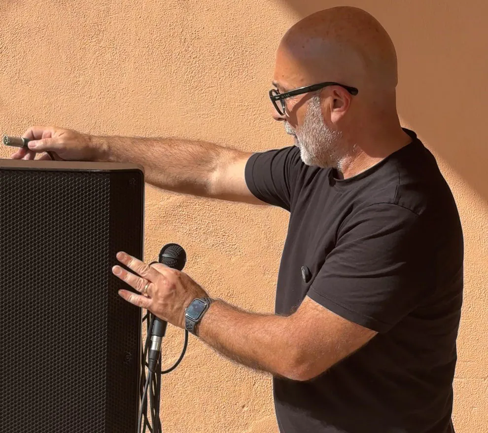 Salvo monta e collega lo speaker per la diffusione ai buffet aperitivo, antipasto e dolci