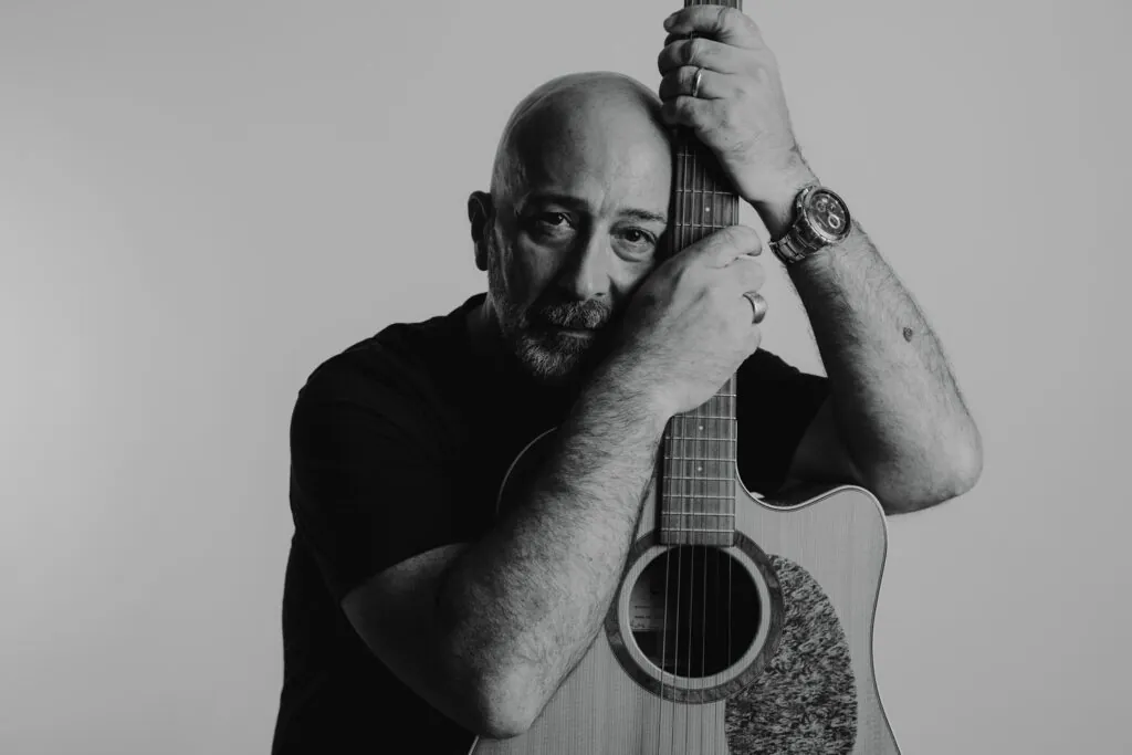 Salvo Samaritano con la chitarra. Foto di D. Tarantino