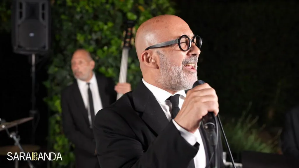 Salvo Samaritano in primo piano, canta Me so' 'mbriacato di Mannarino